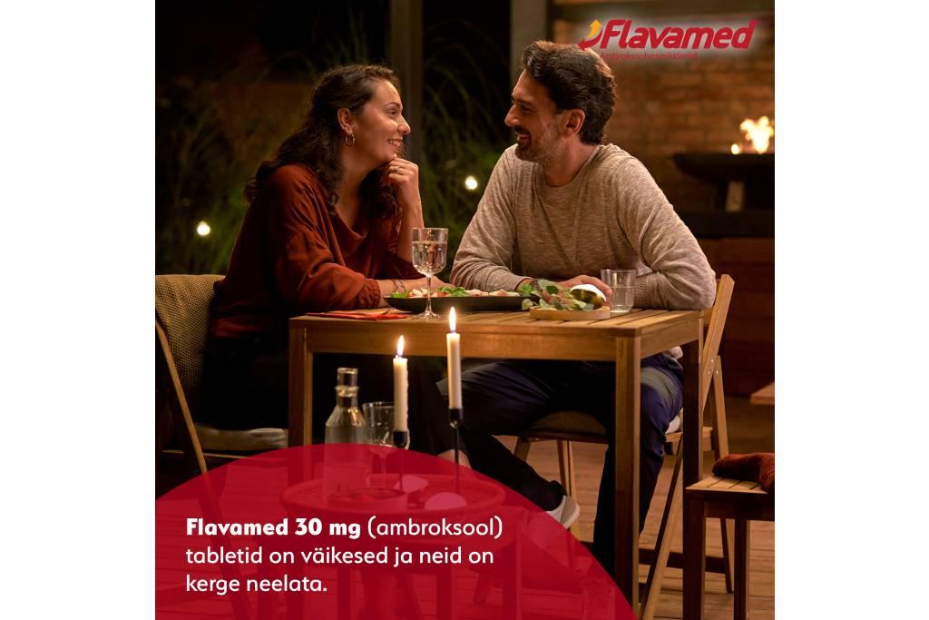 Isa ja ema on õhtusöögil, lähedane hetk, vaatavad silma