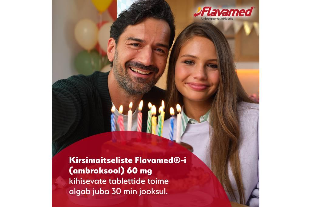 Isa ja tütar teevad selfit, mõlemad naeratavad